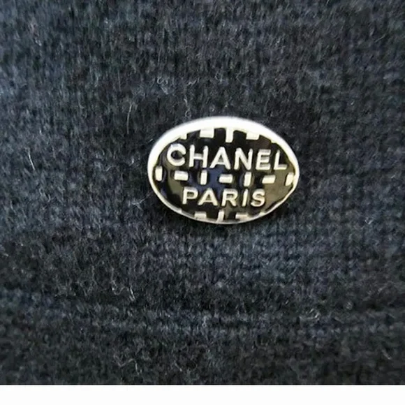 SOLD Chanel Cashmere Sweater. - Picture 6 of 7